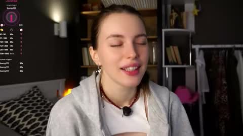 Snapshot of aislyfarran chatting on 10/17/25, 11:18 Aliza online show from 10/17/25, 11:18