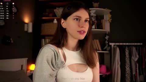 Snapshot of aislyfarran chatting on 11/09/25, 01:15 Aliza online show from 11/09/25, 01:15