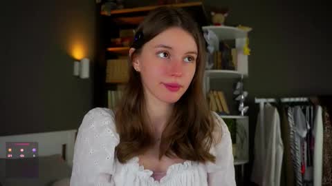 Snapshot of aislyfarran chatting on 11/24/25, 02:33 Aliza online show from 11/24/25, 02:33