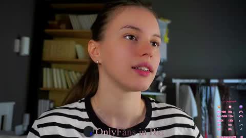 Snapshot of aislyfarran chatting on 11/26/25, 01:39 Aliza online show from 11/26/25, 01:39