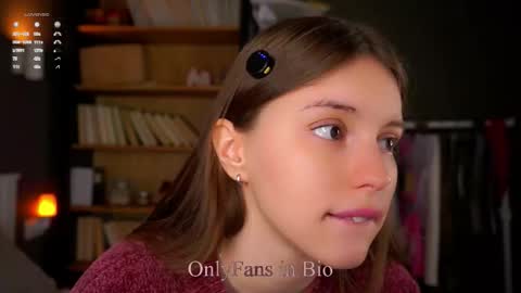 Snapshot of aislyfarran chatting on 11/28/25, 01:19 Aliza online show from 11/28/25, 01:19