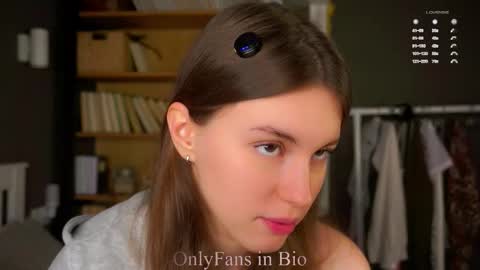 Snapshot of aislyfarran chatting on 12/03/25, 01:13 Aliza online show from 12/03/25, 01:13