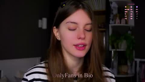 Snapshot of aislyfarran chatting on 12/14/25, 01:11 Aliza online show from 12/14/25, 01:11