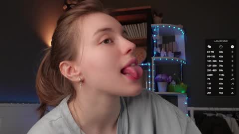 Snapshot of aislyfarran chatting on 05/20/26, 01:23 Aliza online show from 05/20/26, 01:23