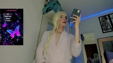 Snapshot of aiunii_jd chatting on 12/15/25, 12:15 aiunii online show from 12/15/25, 12:15