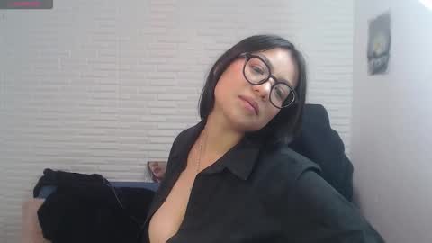Snapshot of akaly_ chatting on 10/22/25, 11:04 Akaly online show from 10/22/25, 11:04