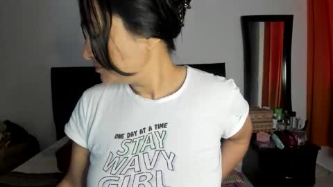Snapshot of akanekihm chatting on 04/23/26, 12:29 MIRANDA online show from 04/23/26, 12:29