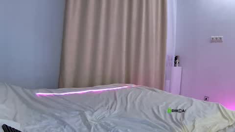 Snapshot of akerya chatting on 11/26/25, 01:17 Hi Im Oli online show from 11/26/25, 01:17