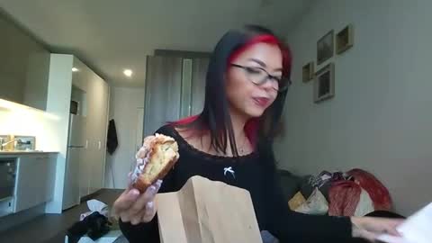 Snapshot of akirazayy chatting on 04/25/26, 01:19 Akira Zay online show from 04/25/26, 01:19