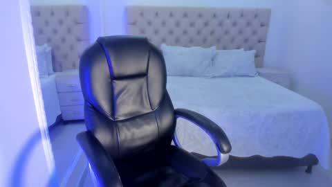 Snapshot of alahiaa1_ chatting on 02/17/25, 12:27 Alahia online show from 02/17/25, 12:27