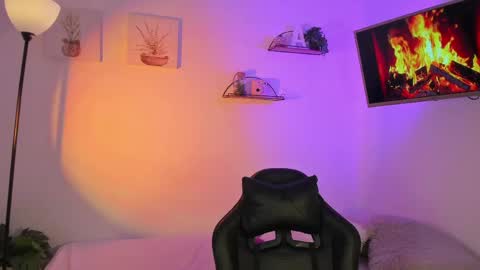 Snapshot of alaiarogerss chatting on 04/20/26, 10:29 online show from 04/20/26, 10:29