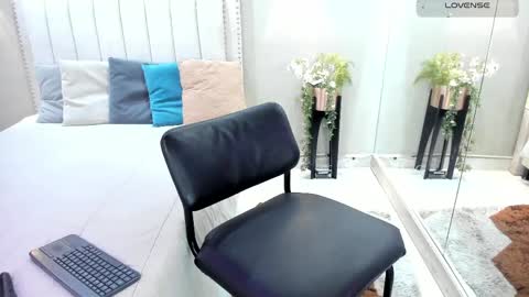 Snapshot of alaiasmile_ chatting on 04/18/26, 07:58 online show from 04/18/26, 07:58