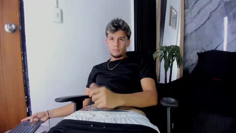 Snapshot of alan__smith chatting on 11/26/25, 08:43 alan__smith online show from 11/26/25, 08:43