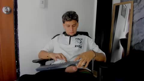 Snapshot of alan__smith chatting on 12/13/25, 07:53 alan__smith online show from 12/13/25, 07:53