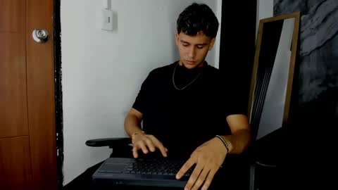 Snapshot of alan__smith chatting on 12/17/25, 08:04 alan__smith online show from 12/17/25, 08:04