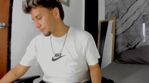 Snapshot of alan__smith chatting on 12/19/25, 08:05 alan__smith online show from 12/19/25, 08:05