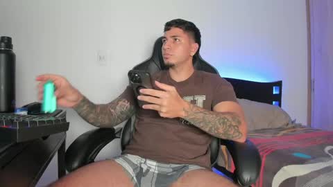 Snapshot of alan_muscle chatting on 04/18/26, 02:26 Alan online show from 04/18/26, 02:26