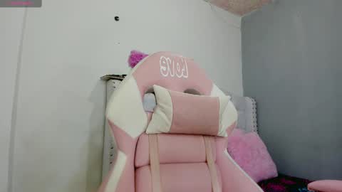 Snapshot of alana_ponse chatting on 02/19/25, 01:18 Alana. online show from 02/19/25, 01:18