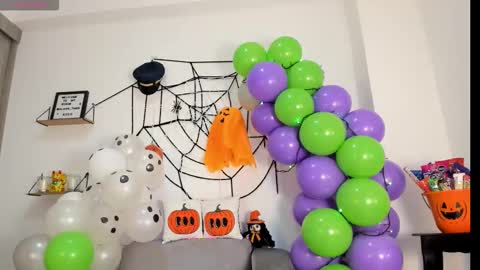 Snapshot of alana_then2 chatting on 10/30/25, 10:21 online show from 10/30/25, 10:21