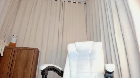 Snapshot of alanakimura_ chatting on 01/05/25, 12:42 Alana silvana online show from 01/05/25, 12:42