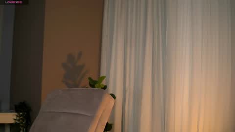Snapshot of alanareign chatting on 06/25/26, 09:03 AlanaReign online show from 06/25/26, 09:03