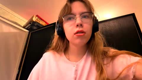 Stella online show from 11/09/25, 07:06