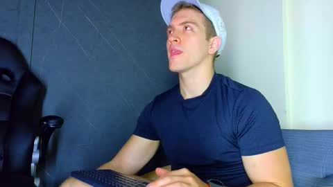 Snapshot of alanferrer chatting on 03/17/26, 10:18 Alan Ferrer online show from 03/17/26, 10:18