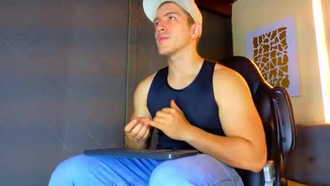 Snapshot of alanferrer chatting on 05/25/26, 10:10 Alan Ferrer online show from 05/25/26, 10:10