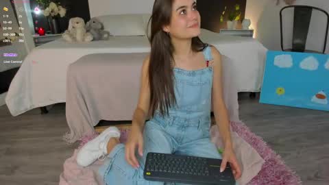 Snapshot of alannarusselll chatting on 05/20/26, 08:04 Alanna Cute Russell online show from 05/20/26, 08:04