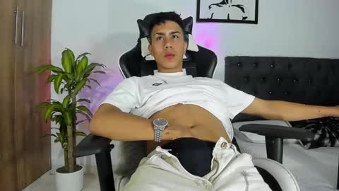 Snapshot of alannaughty_ chatting on 11/19/25, 02:00 alannaughty_ online show from 11/19/25, 02:00