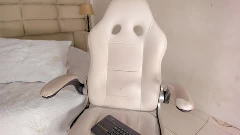 Snapshot of alaskaflowers_ chatting on 12/14/25, 04:29 Alaska online show from 12/14/25, 04:29