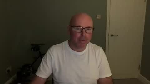 Snapshot of alc300170 chatting on 10/10/25, 06:01 alc300170 online show from 10/10/25, 06:01