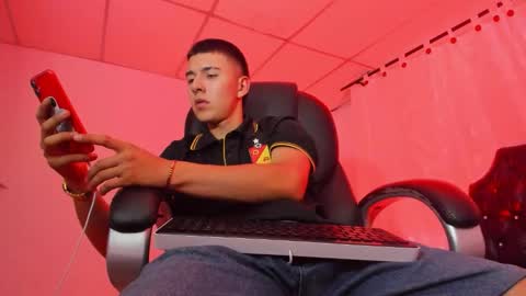 Snapshot of aleckk_boy chatting on 11/12/25, 08:52 Aleck Boy online show from 11/12/25, 08:52