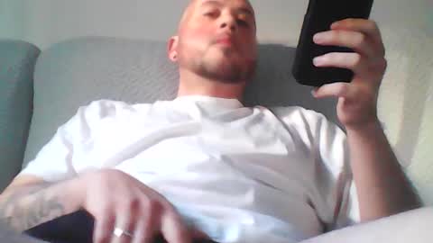Snapshot of aleeexxxx4u chatting on 04/20/26, 07:44 aleeexxxx4u online show from 04/20/26, 07:44