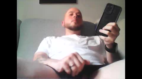 Snapshot of aleeexxxx4u chatting on 05/04/26, 06:42 aleeexxxx4u online show from 05/04/26, 06:42