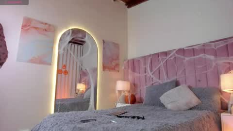 Alejandra Arango online show from 10/24/25, 10:17