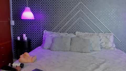 aleja_bloom online show from 10/16/25, 12:17