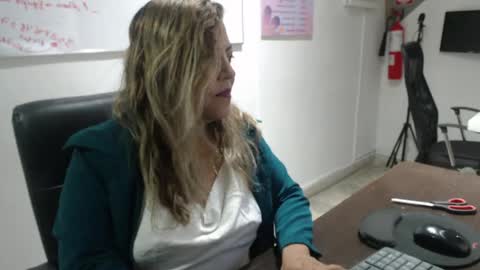 Snapshot of aleja_lollipop chatting on 04/24/26, 05:37 Aleja online show from 04/24/26, 05:37