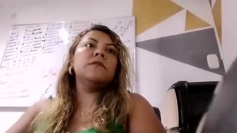 Snapshot of aleja_lollipop chatting on 05/18/26, 10:59 Aleja online show from 05/18/26, 10:59