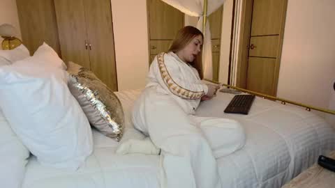 Snapshot of alejadollts chatting on 04/17/26, 02:47 ALEJADOLLTS online show from 04/17/26, 02:47