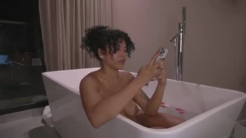 Snapshot of alejandra_kiss98 chatting on 12/21/24, 06:41 O.F alejandra h1998 stream 300 pm - 1100 pm online show from 12/21/24, 06:41