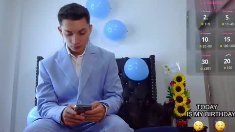 Snapshot of alejandro_g23 chatting on 10/16/25, 10:55 Alejo online show from 10/16/25, 10:55