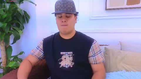 Snapshot of alejo_bennett chatting on 08/05/26, 08:22 Alejo online show from 08/05/26, 08:22