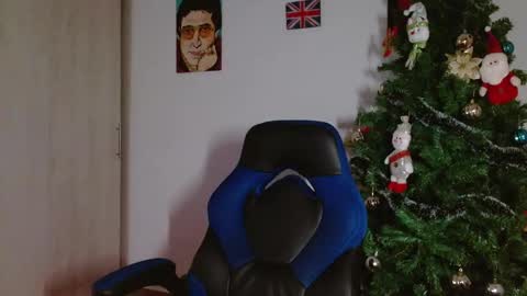 Snapshot of alejo_hot23 chatting on 12/17/25, 03:45 David online show from 12/17/25, 03:45