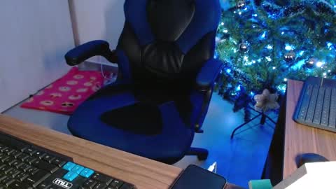 Snapshot of alejo_hot23 chatting on 12/18/25, 02:06 David online show from 12/18/25, 02:06