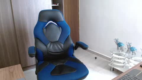 Snapshot of alejo_hot23 chatting on 03/31/26, 05:13 David online show from 03/31/26, 05:13