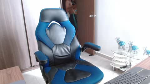 Snapshot of alejo_hot23 chatting on 04/01/26, 01:41 David online show from 04/01/26, 01:41