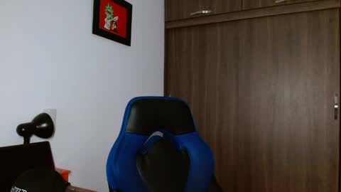 Snapshot of alejo_hot23 chatting on 04/12/26, 01:43 David online show from 04/12/26, 01:43