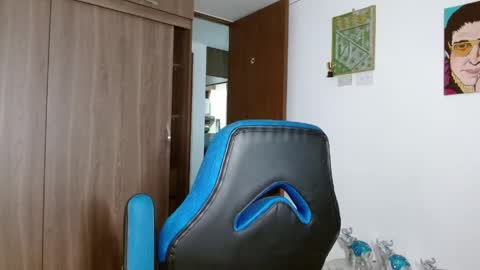 Snapshot of alejo_hot23 chatting on 04/16/26, 02:01 David online show from 04/16/26, 02:01