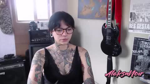 Snapshot of aleksanoir chatting on 02/05/25, 03:09 AleksaNoir online show from 02/05/25, 03:09